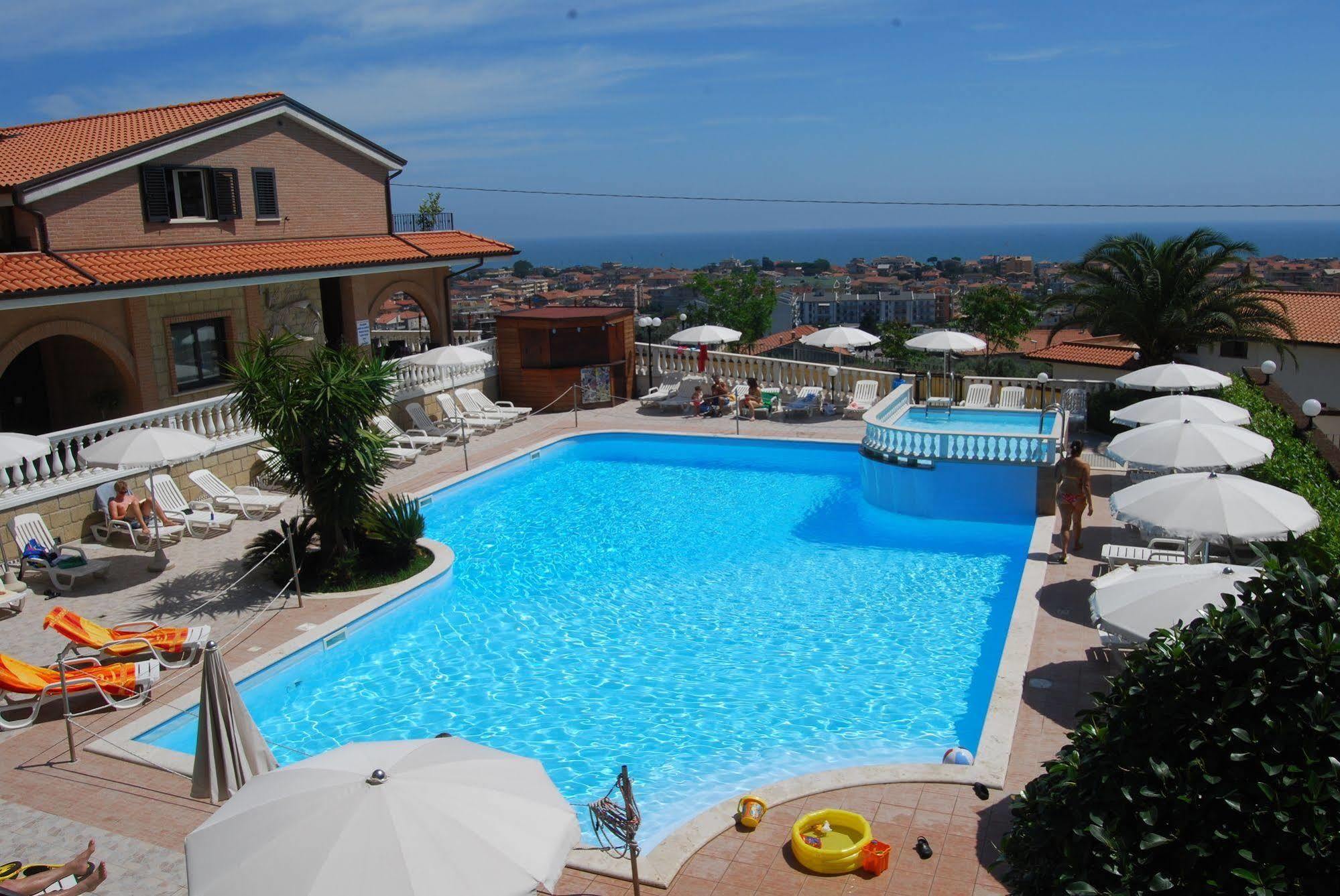 Residence Il Borgo Tortoreto ภายนอก รูปภาพ