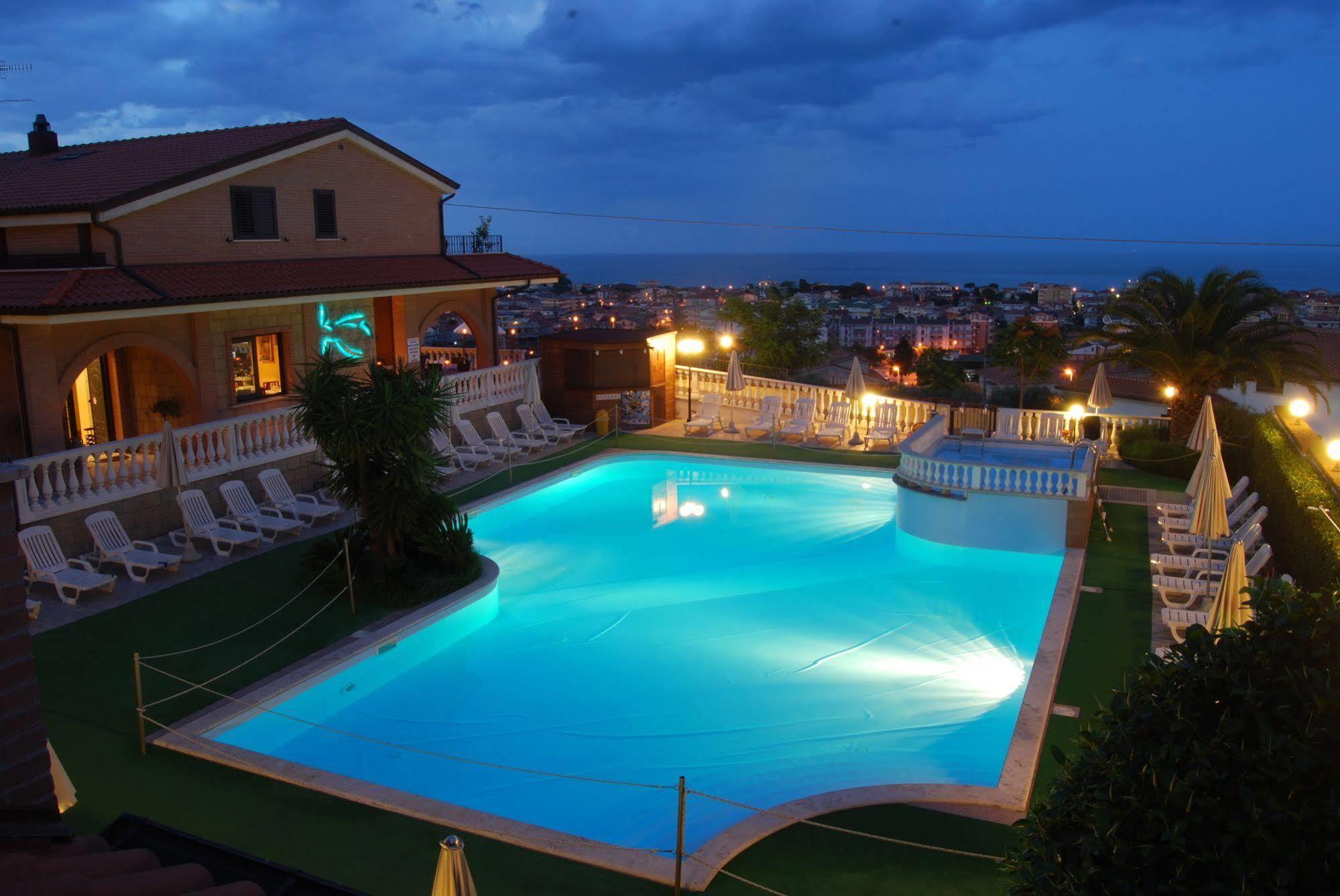 Residence Il Borgo Tortoreto ภายนอก รูปภาพ